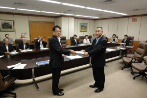 写真:杉山横田基地対策特別委員長から山岡防衛省地方協力局周辺環境整備課長へ要請