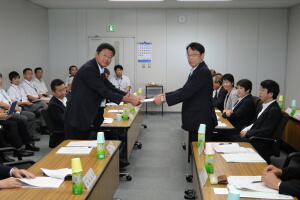 写真:杉山横田基地対策特別委員長と筒井北関東防衛局長