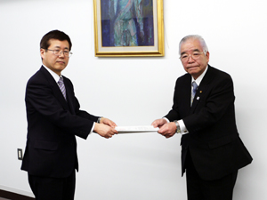写真:鈴木北関東防衛局長と大野議長