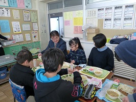 写真:学校給食「酒粕入りとん汁」試食