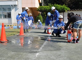 写真:水消火器訓練
