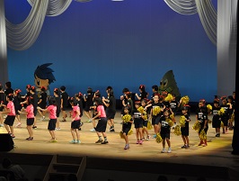 写真：歌謡ショー（学童児童のダンス）
