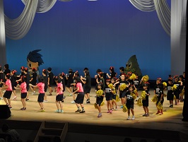 写真:歌謡ショー(学童児童のダンス)