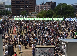 写真:にぎわう会場内