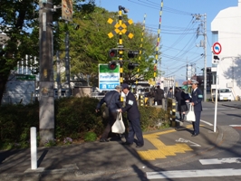 写真：駅前放置自転車クリーンキャンペーン（拝島駅前）