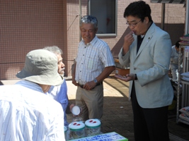 写真:落花生を試食する市長