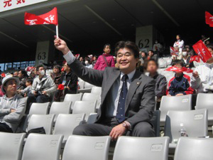 写真:中学生「東京駅伝」大会で声援をおくる市長