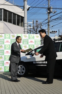 写真:交通安全広報車寄贈式