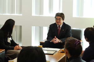 写真:受賞報告を受ける市長