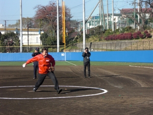 写真:子ども体験塾始球式