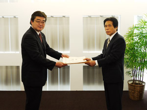 写真:秋山惠男様文部科学大臣表彰伝達式