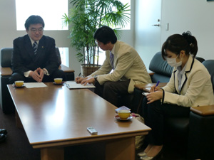写真:環境自治体会議市長インタビュー