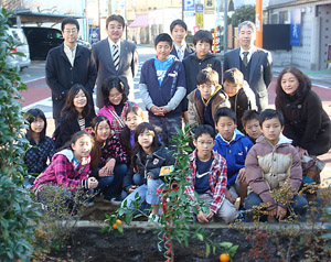 写真：福生第四小学校6年生みかんの木植樹式