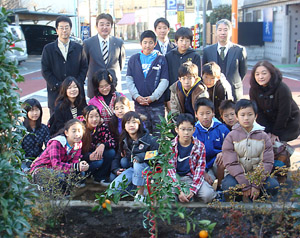 写真:福生第四小学校6年生みかんの木植樹式