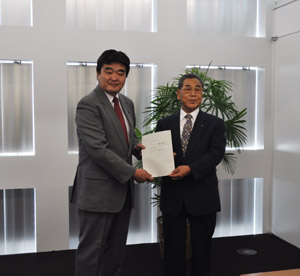 写真:NPO法人都市環境標識協会との協定書締結式