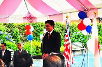 写真:福生アメリカンハウスオープニングイベントでの市長