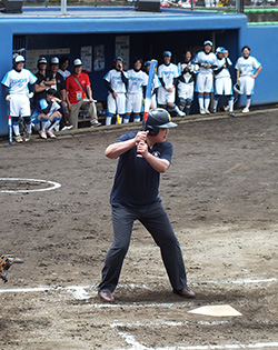 写真：ソフトボール子ども体験塾での市長