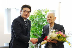 写真：アマチュア囲碁日本代表の平田さんと市長
