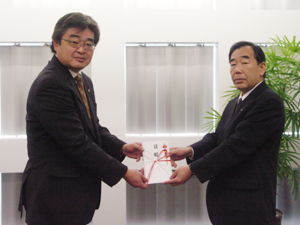 写真：日本赤十字社へ義援金受渡し