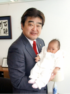 写真：赤ちゃんと市長