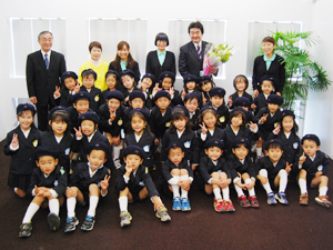 写真：福生多摩幼稚園園児の表敬訪問を受ける市長