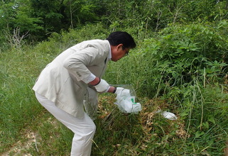 写真:市長による清掃の様子