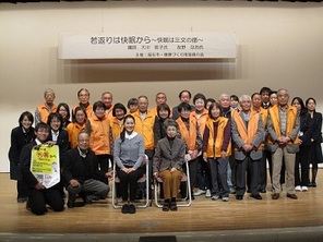 写真：健康づくり推進員の皆さんと講師の大川先生、友野先生