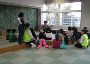 写真：ボランティアによる三味線演奏に興味津々な子どもたちの様子