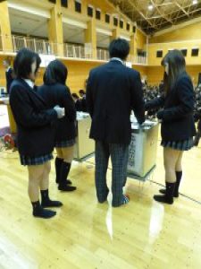 写真:投票箱に投票する様子