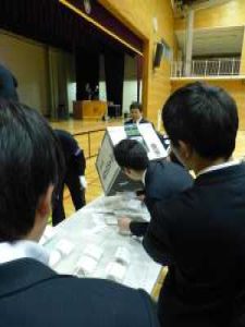 写真:投票箱を開けます