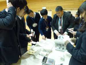 写真:集計作業