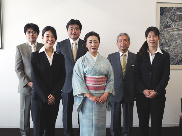 写真:左から太田泰之さん、内堀博美さん、加藤市長、島田しのぶさん、坂本丁次さん、内堀智美さん