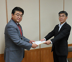 写真:防衛省での要請の様子