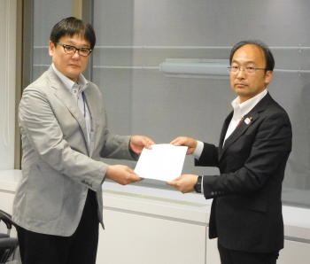 写真:清水横田基地対策特別委員長から島防衛省地方協力局地方調整課長へ要請