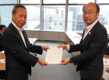 写真:清水横田基地対策特別委員長と平井北関東防衛局長
