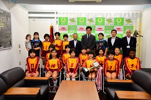 写真:小学生女子バレーボールチーム「コスモスJr」全国大会出場報告