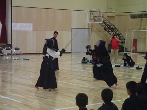 写真:剣道の試合の様子