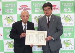 写真:窪田成司さんへの感謝状贈呈