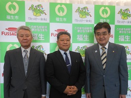写真:純電工株式会社からの寄附贈呈式