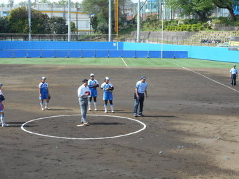 (写真)東京都大学ソフトボール連盟第49回春季リーグ戦兼文部科学大臣杯第52回