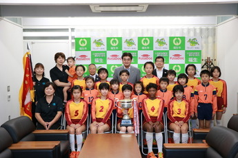写真:小学生女子バレーボールチーム「コスモスJr」全国大会出場報告