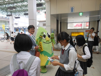 写真:社会を明るくする運動駅頭活動