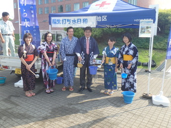 写真：打ち水イベント「福生打ち水日和」