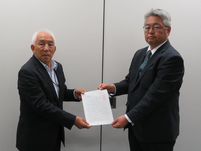 写真:串田横田基地対策特別委員長から吉田北関東防衛局長へ要請