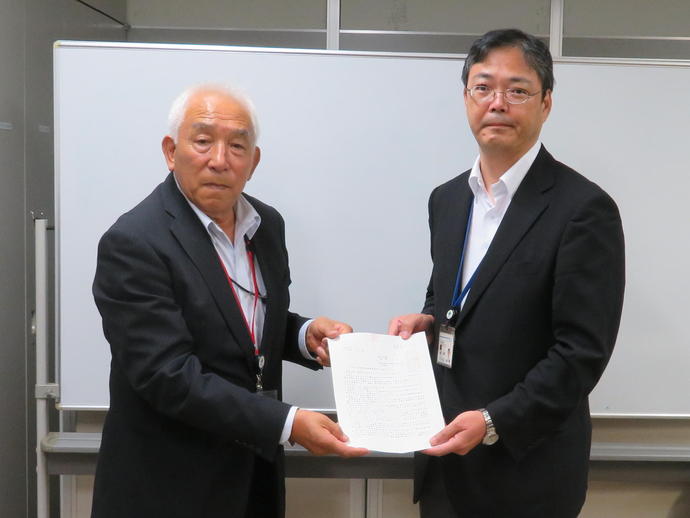 写真:串田横田基地対策特別委員長から森田防衛省地方協力局地方協力企画課長へ要請