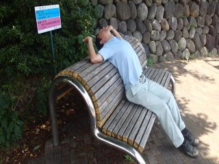 写真:下の川せせらぎ遊歩道公園背伸ばしベンチ