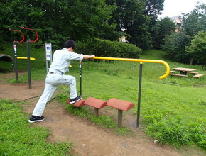 写真:足上げストレッチ