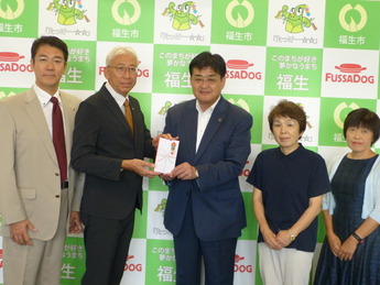 写真:東京福生ライオンズクラブ・東京福生ライオネスクラブ寄附贈呈式
