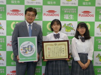 写真:都立福生高等学校美術部への感謝状贈呈式