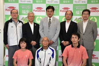 写真:福生市バドミントン連盟所属選手、福生市ソフトテニス連盟所属選手全国大会出場報告